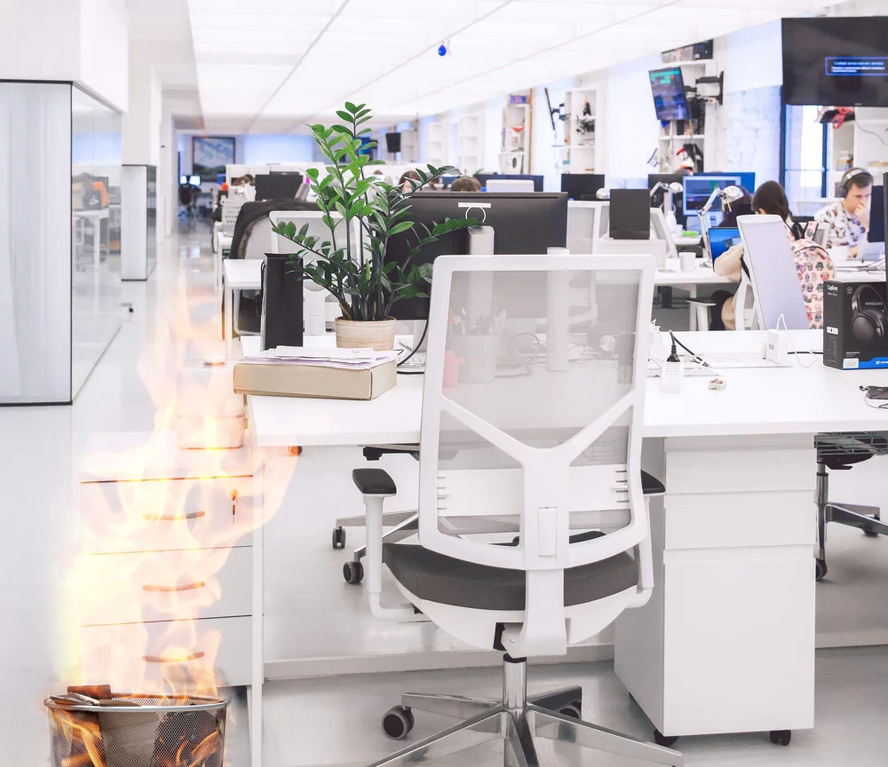 Bei der Brandschutzunterweisung, Mitarbeiterunterweisung bzw. Unterweisung im Brandschutz lernen Mitarbeiter, wie sie sich im Brandfall verhalten sollten.