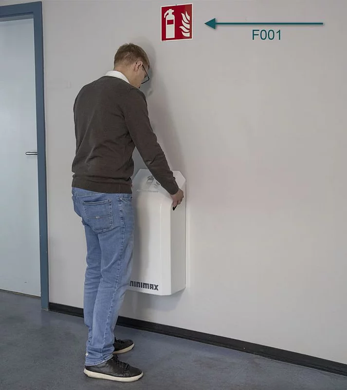 1. Wie wird die Design-Abdeckung über dem Feuerlöscher angebracht?