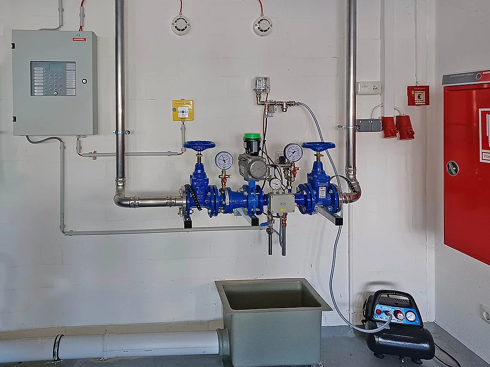 Füll- und Entleerungsstation mit Kompressor, Steuerung, Rauch- und Handmelderauslösung