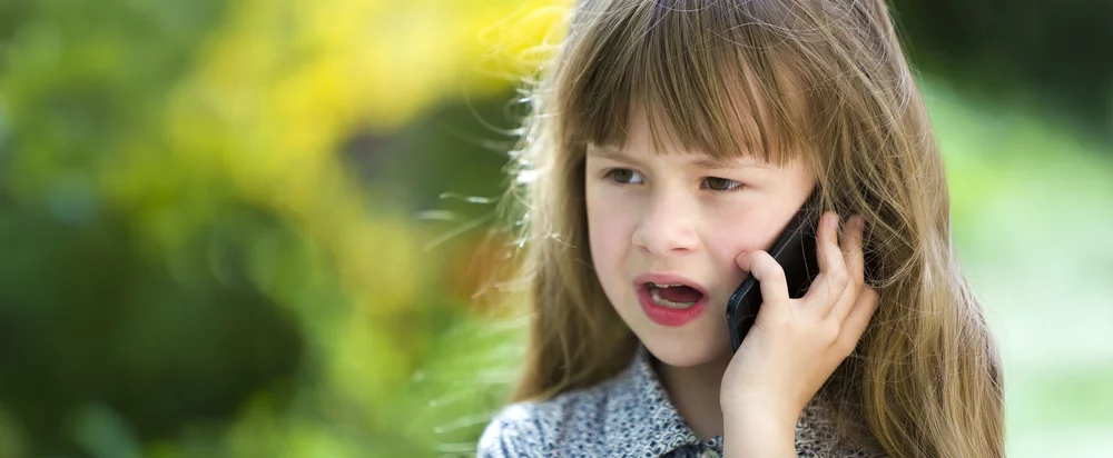 Kinder können spielerisch lernen, wie sie einen Notruf absetzen sollten; ein wichtiger Beitrag zur Brandschutzerziehung für Kinder.