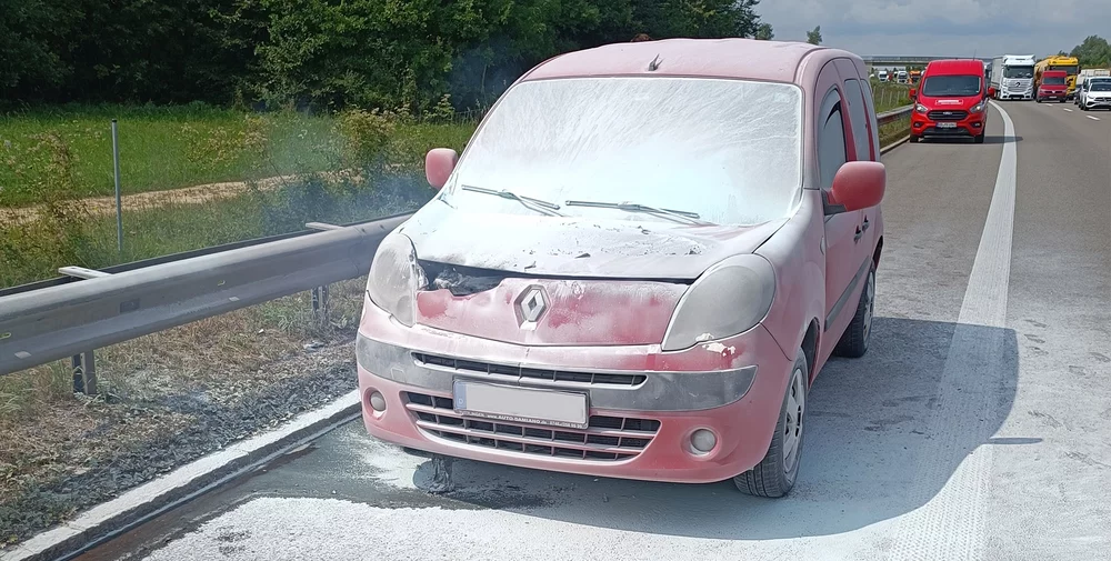 Ein mit einem Pulverfeuerlöscher abgelöschter Pkw