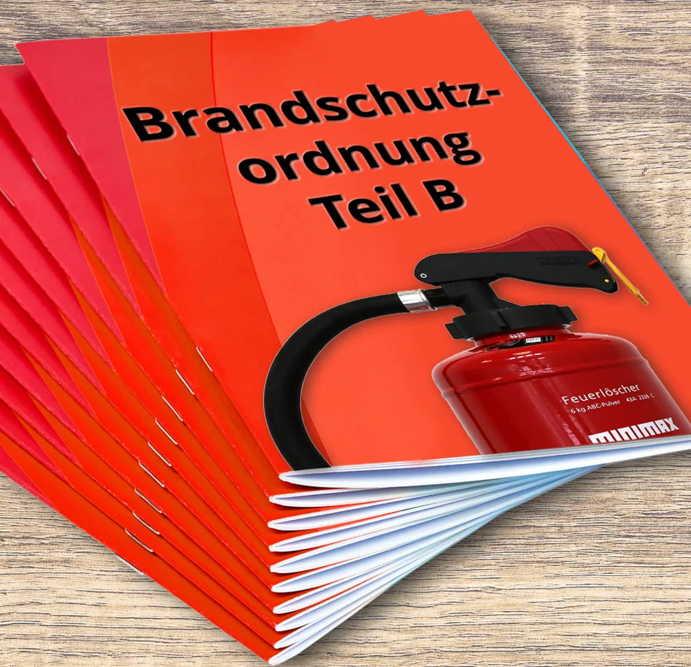 Abbildung eines Stapels mit Broschüren (Brandschutzordnung). Für die BSO Teil B sind Inhalte und deren Reihenfolge genau festgelegt.