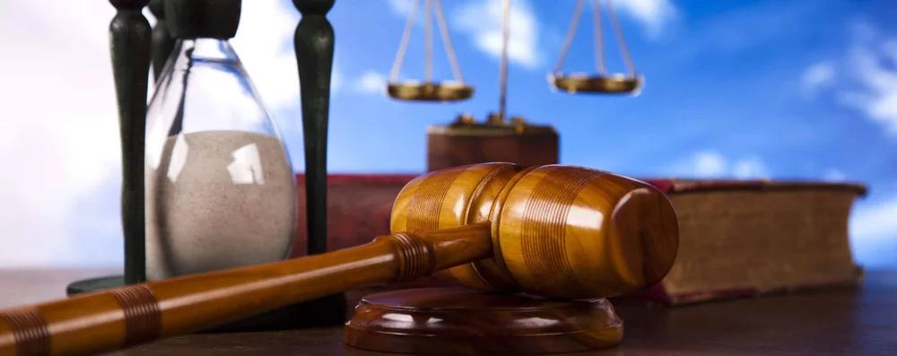 Die Notwendigkeit von Brandschutzhelfer und Brandschutzhelferausbildung wird durch Gesetze, Verordnungen und Vorschriften geregelt.