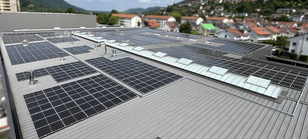 Eine große Photovoltaik-Anlage versorgt seit Oktober die Feuerlöscher-Produktion von Minimax Mobile Services in Bad Urach mit erneuerbarer Energie.
