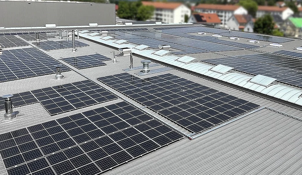 Eine große Photovoltaik-Anlage versorgt seit Oktober die Feuerlöscher-Produktion von Minimax Mobile Services in Bad Urach mit erneuerbarer Energie.