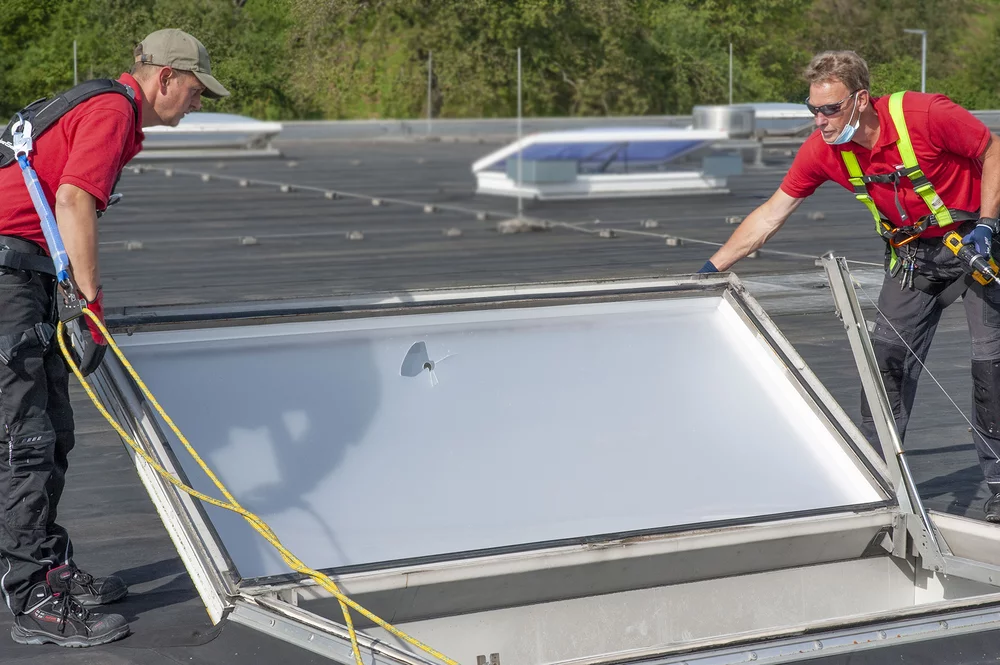 Demontage der defekten Lichtkuppel (Rauchabzug)