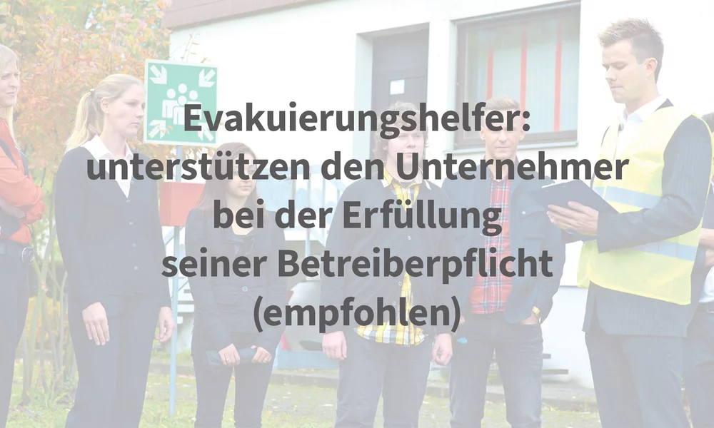 Evakuierungshelfer unterstützen die kontrollierte Räumung eines Gebäudes.