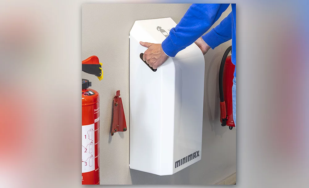 Die stilvolle Design-Abdeckung für Feuerlöscher lässt sich einfach auf die bestehende Feuerlöscher-Wandhalterung aufsetzen.
