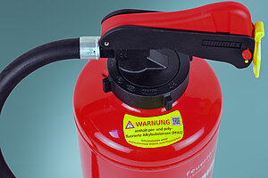 Minimax-Feuerlöscher mit Hinweis-Aufkleber "Warnung, enthält PFAS"
