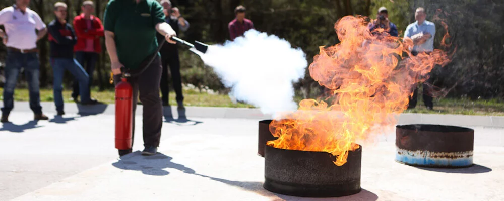 Ein Betriebsangehöriger, der sowohl als Brandschutzhelfer als auch als Evakuierungshelfer ausgebildet ist, kann für beide Funktionen benannt werden.