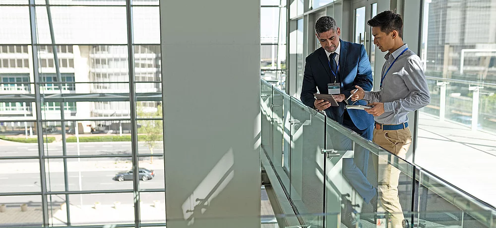 Minimax berät umfassend und übernimmt die  Prüfung, Auswahl, Lieferung und fach­gerechten An­bringung von Sicher­heits- und Brand­schutz­kenn­zeichen