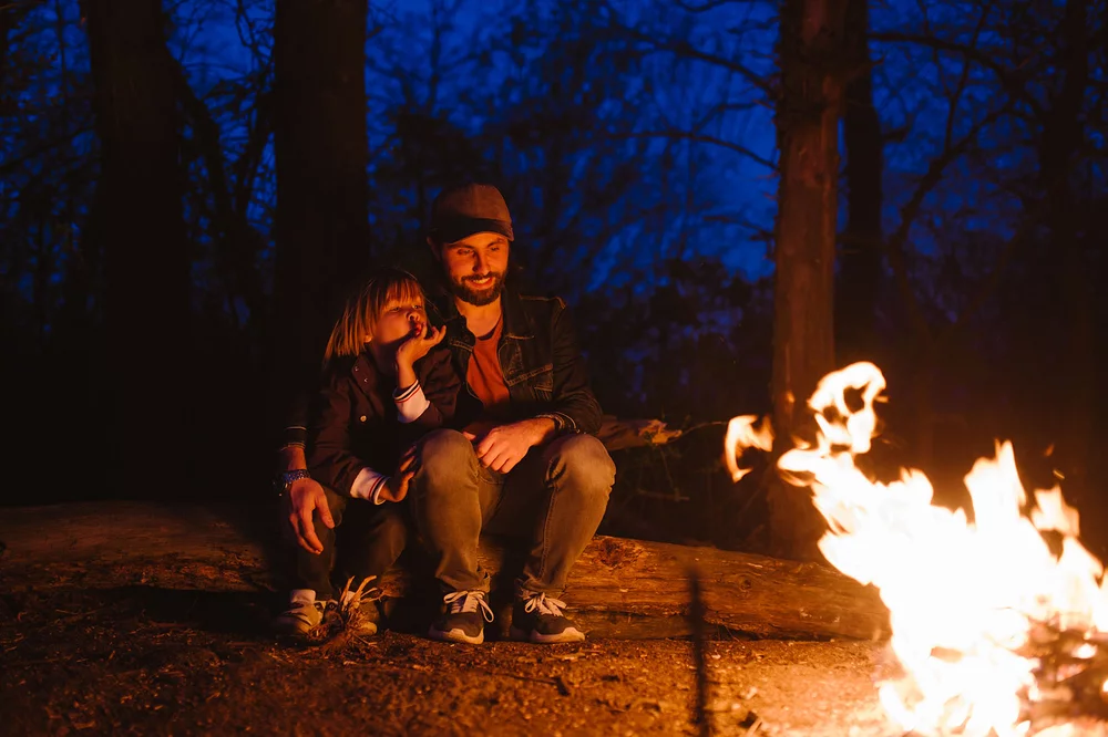 Zur Brandschutzerziehung für Kinder gehört es auch, den Umgang mit Feuer und Flamme unter Aufsicht Erwachsener zu lernen.