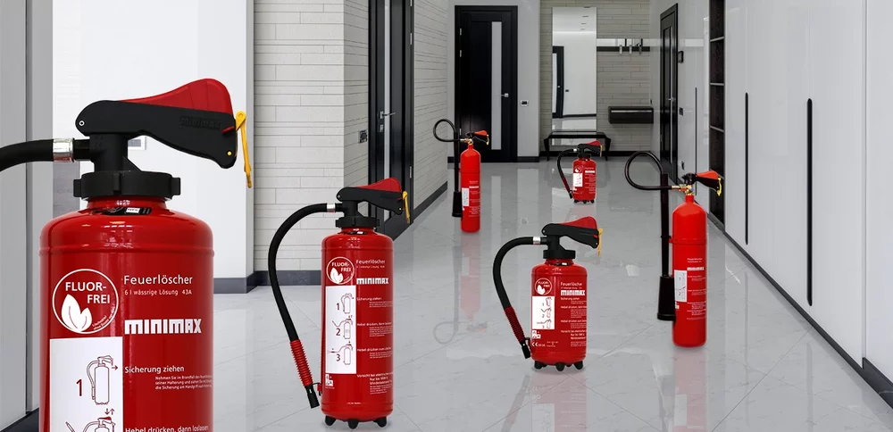Viele Feuerlöscher in einem Korridor eines Bürogebäudes. Wie erfolgt die richtige Platzierung der Feuerlöscher?