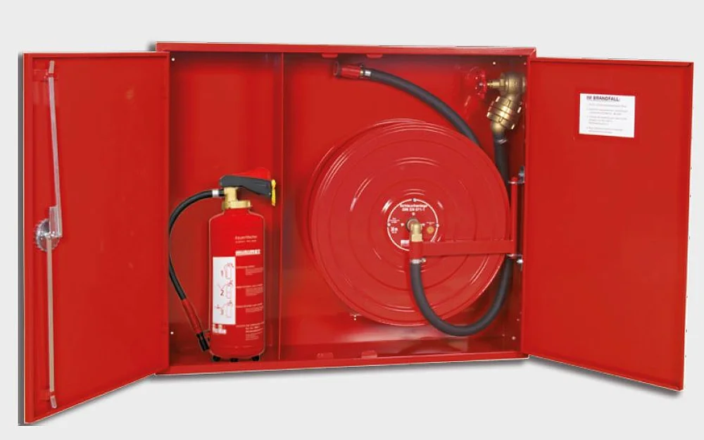 Wandhydrant Typ F und Feuerlöscher in Wandhydrantenschrank