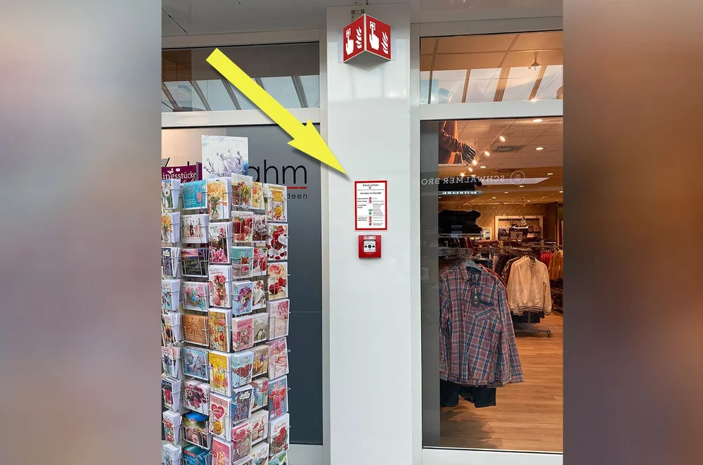 Brandschutzordnung Teil A über Brandmelder in Einkaufszentrum