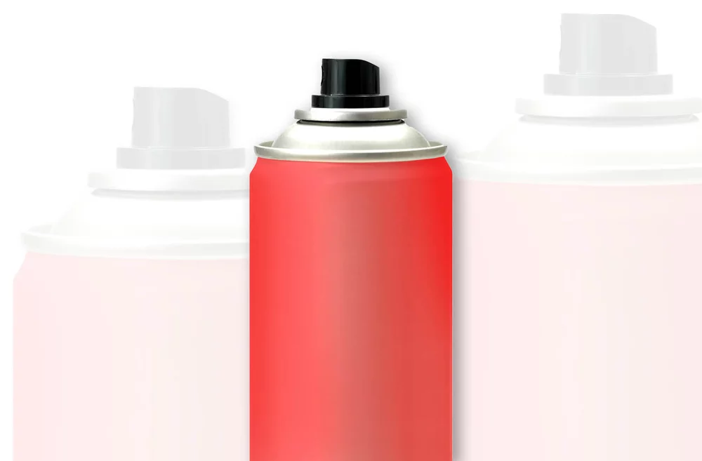 Der Einsatz von Feuer­lösch­sprays birgt auch Risiken. Ein 3-Liter-Feuer­löscher da­gegen ist auch hand­lich und zu­dem ohne jeg­liche Ein­schrän­kun­gen oder er­gän­zende Auf­lagen für die Grund­aus­stat­tung an­rechenbar.