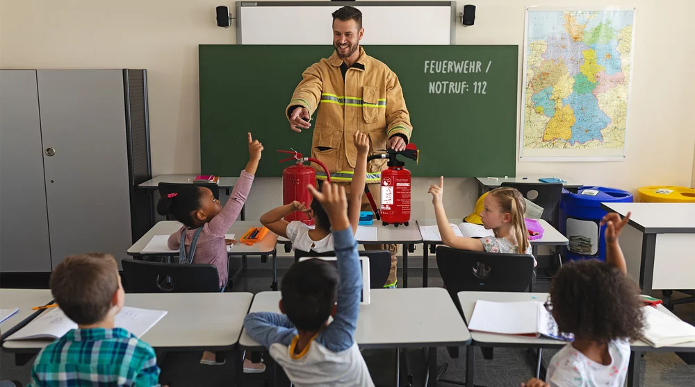 Brandschutzerziehung für Kinder an Schulen und in Kindergärten bieten auch die Feuerwehren an.