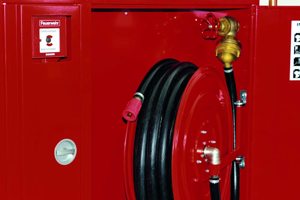 Bedienung Wandhydrant Typ F mit formstabilem Schlauch