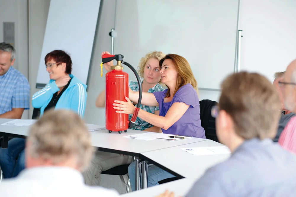 Die Inhalte der Brandschutzunterweisung, Mitarbeiterunterweisung bzw. Unterweisung im Brandschutz sollten anschaulich und verständlich vermittel werden.