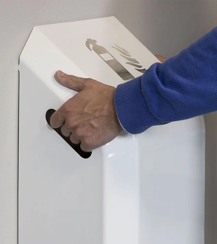 1. Wie wird die Design-Abdeckung über dem Feuerlöscher angebracht?